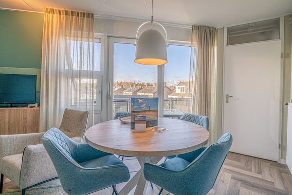 Eetkamer - Fijn huisdier vriendelijk appartement nabij het centrum van De Koog in De Koog (4)
