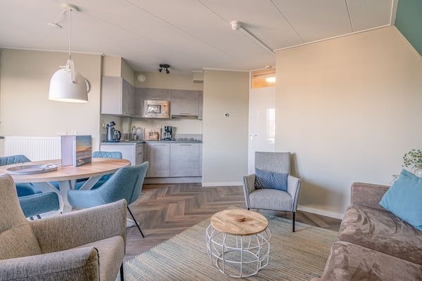 Woonkamer - Fijn huisdier vriendelijk appartement nabij het centrum van De Koog in De Koog (1)