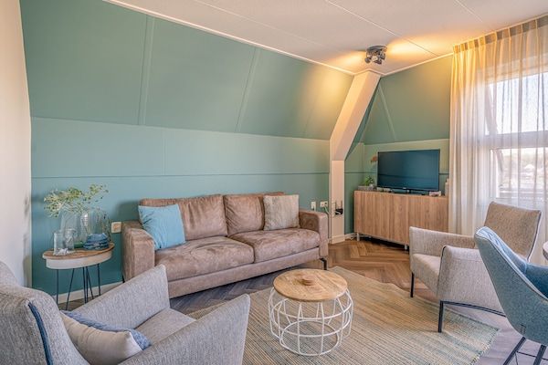 Woonkamer - Fijn huisdier vriendelijk appartement nabij het centrum van De Koog in De Koog (2)