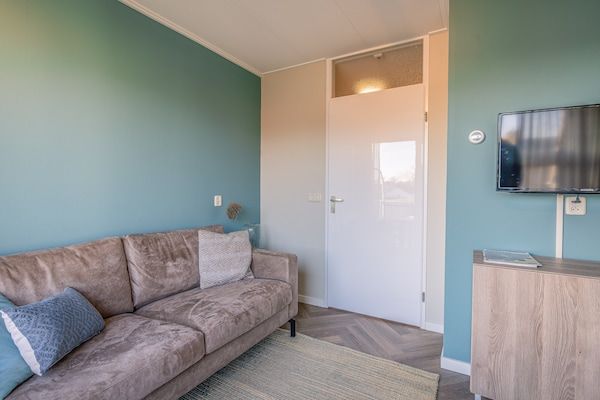 Woonkamer - Smaakvol 2-persoons appartement nabij het centrum van De Koog in De Koog (5)