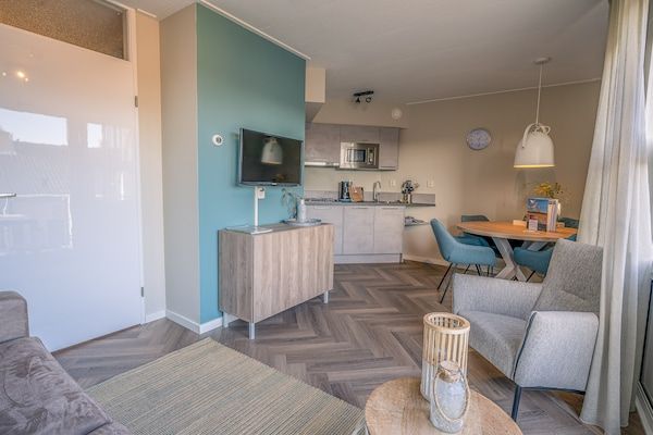 Woonkamer - Smaakvol 2-persoons appartement nabij het centrum van De Koog in De Koog (3)