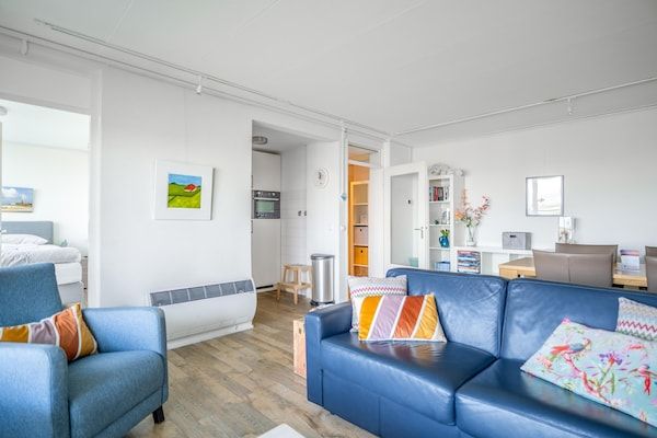 Woonkamer - 2 Persoons appartement met zeezicht in De Koog (4)