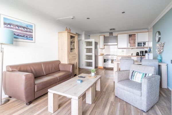 Woonkamer - 4 Persoons appartement met zeezicht in De Koog (2)