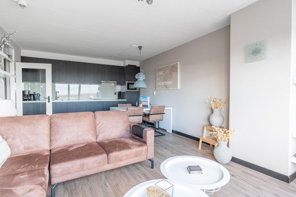 Woonkamer - 4 Persoons appartement met eilandzicht in De Koog (3)