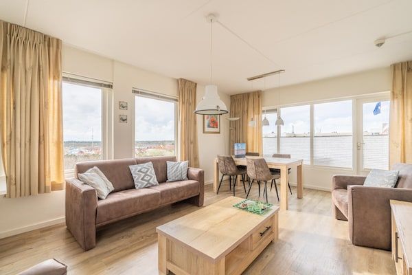 Woonkamer - 4 Persoons appartement met eilandzicht in De Koog (4)
