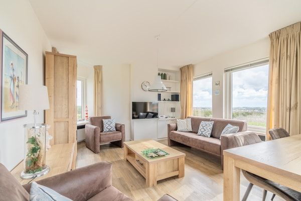 Woonkamer - 4 Persoons appartement met eilandzicht in De Koog (3)