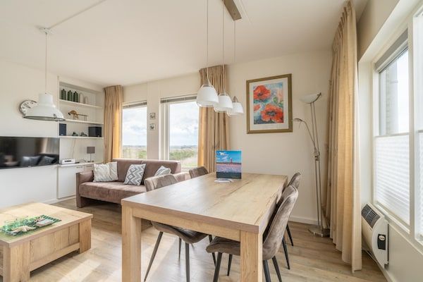 Woonkamer - 4 Persoons appartement met eilandzicht in De Koog (5)