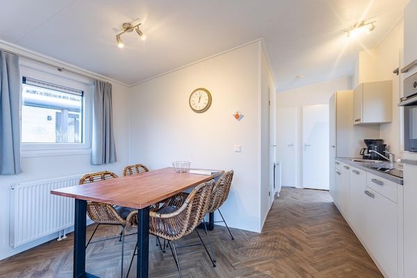 Eetkamer - Lichte strandbasis in Burgh-Haamstede in Burgh-Haamstede (2)