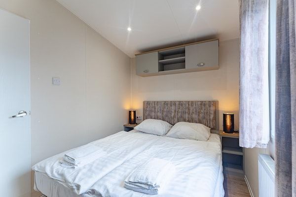 Slaapkamer - Familiehuis met 2 slaapkamers vlakbij de duinen in Burgh-Haamstede (4)