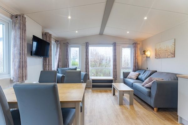 Woonkamer - Familiehuis met 2 slaapkamers vlakbij de duinen in Burgh-Haamstede (2)