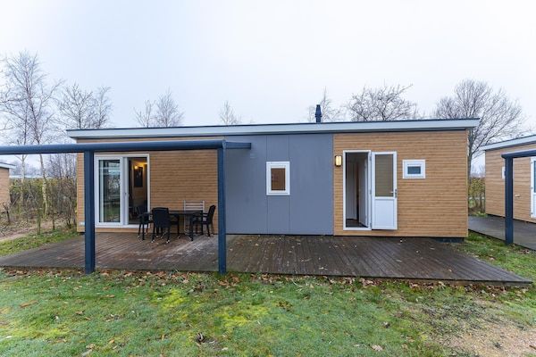 Buitenkant - Gezellig familiechalet met overdekt terras in Burgh-Haamstede (1)