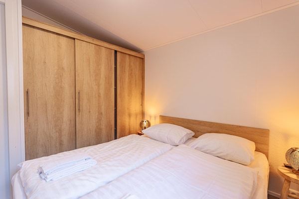 Slaapkamer - Gezellig familiechalet met overdekt terras in Burgh-Haamstede (5)
