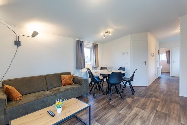 Woonkamer - Gezellig familiechalet met overdekt terras in Burgh-Haamstede (2)