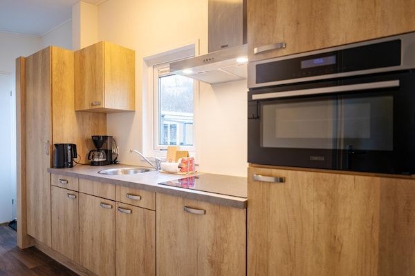 Keuken - Gezellig familiechalet met overdekt terras in Burgh-Haamstede (4)
