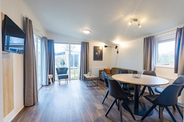 Eetkamer - Gezellig familiechalet met overdekt terras in Burgh-Haamstede (3)