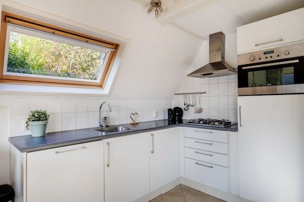 Keuken - Moderne bungalow met 3 slaapkamers in Drenthe in Den Haag (3)