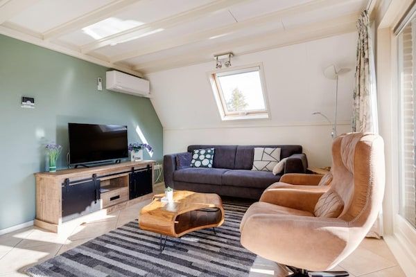Woonkamer - Moderne bungalow met 3 slaapkamers in Drenthe in Den Haag (2)