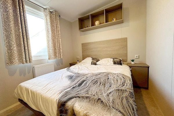 Slaapkamer - Splinternieuw vakantieverblijf nabij strand in Hollum (5)
