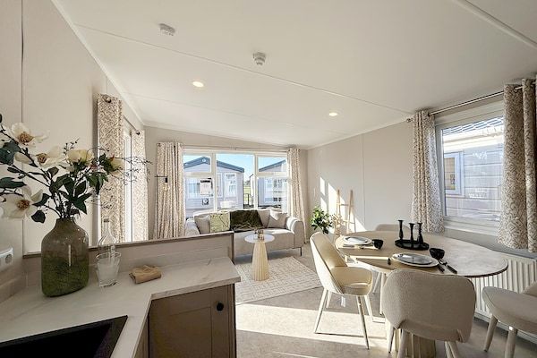 Woonkamer - Splinternieuw vakantieverblijf nabij strand in Hollum (3)