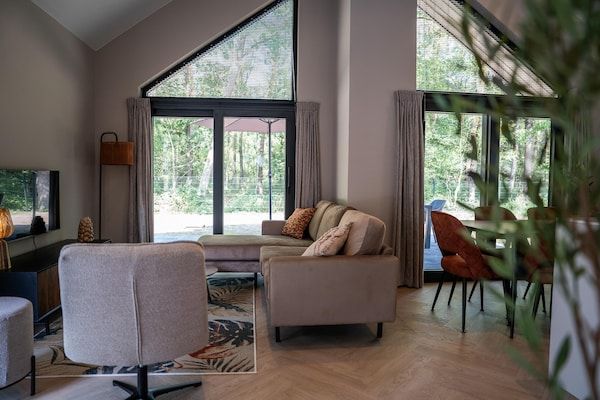 Woonkamer - Moderne luxe ecovilla met terras aan het water in Oirschot (1)
