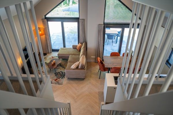 Woonkamer - Moderne luxe ecovilla met terras aan het water in Oirschot (4)