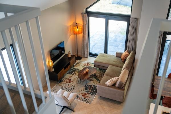 Woonkamer - Moderne luxe ecovilla met terras aan het water in Oirschot (5)