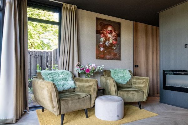 Woonkamer - Privésauna bij Wellness Lodge in Drenthe in Dalerveen (2)