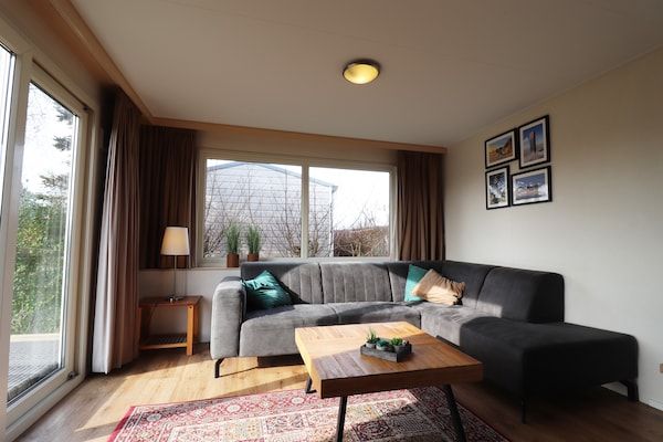 Woonkamer - Charmant duinchalet tussen golfbaan en strand in Hollum (2)