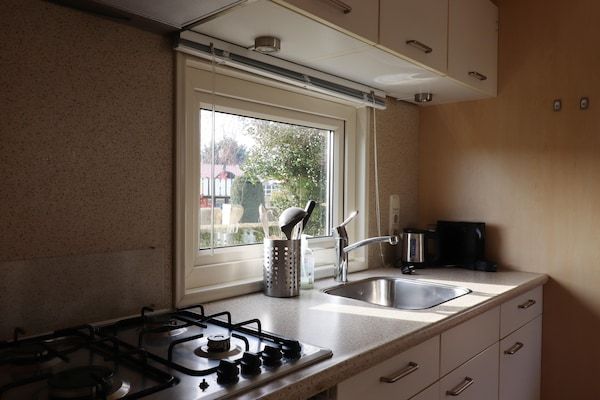 Keuken - Charmant duinchalet tussen golfbaan en strand in Hollum (4)