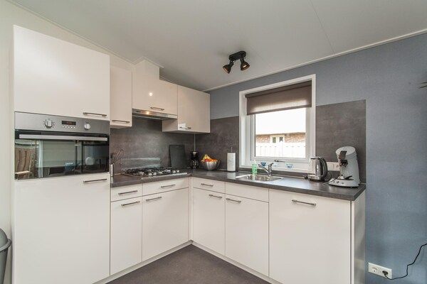 Keuken - Gezellige apt aan het strand met twee terrassen in Noordwijk (4)