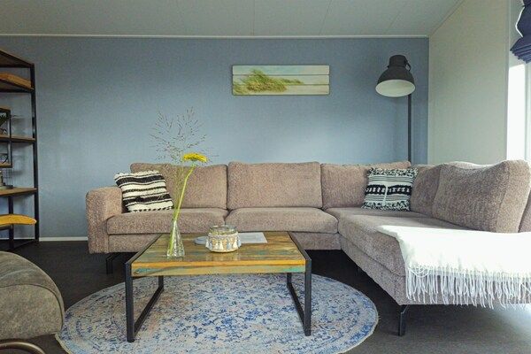 Woonkamer - Gezellige apt aan het strand met twee terrassen in Noordwijk (2)