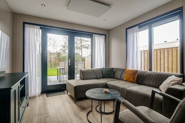 Woonkamer - Ruim vakantiehuis in Julianadorp in Julianadorp (2)