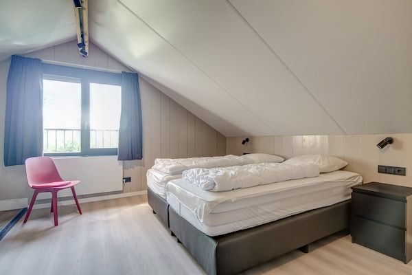 Slaapkamer - Ruim vakantiehuis in Julianadorp in Julianadorp (5)