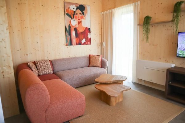 Woonkamer - Luxe bungalow aan zee voor 6 gasten in ’s-Gravenzande (2)