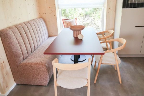 Eetkamer - Luxe bungalow aan zee voor 6 gasten in ’s-Gravenzande (3)