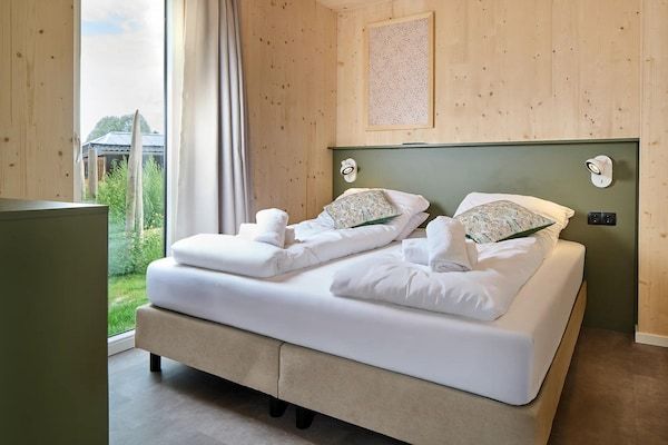 Slaapkamer - Stijlvolle bungalow met 4 slaapkamers aan zee in ’s-Gravenzande (4)