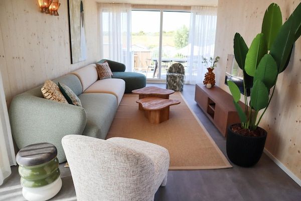 Woonkamer - Stijlvolle bungalow met 4 slaapkamers aan zee in ’s-Gravenzande (2)