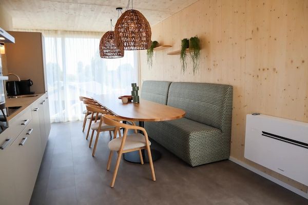 Eetkamer - Stijlvolle bungalow met 4 slaapkamers aan zee in ’s-Gravenzande (3)