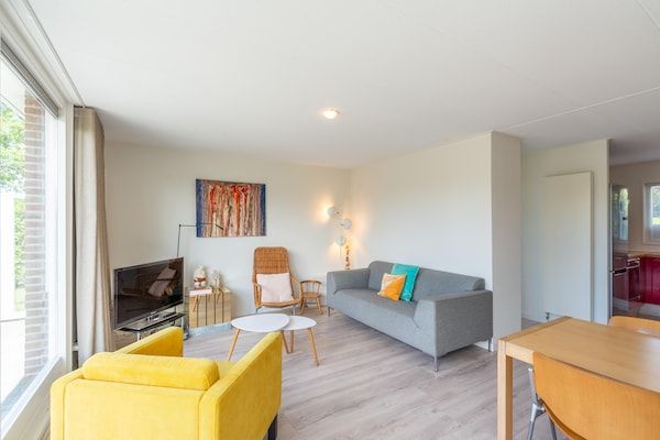 Woonkamer - Modern ingerichte bungalow voor 4 personen in Sint Maartenszee (2)
