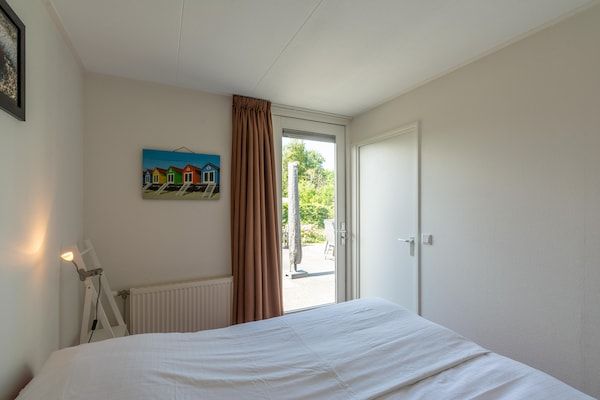 Slaapkamer - Modern ingerichte bungalow voor 4 personen in Sint Maartenszee (5)