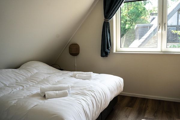 Slaapkamer - Appartement met zeezicht en terras voor 8 in Elahuizen (4)