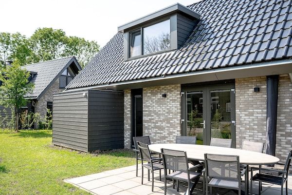 Buitenkant - Appartement met zeezicht en terras voor 8 in Elahuizen (5)