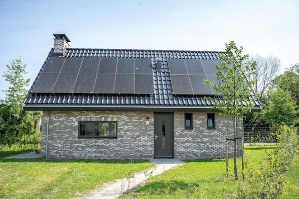 Buitenkant - Appartement met zeezicht en terras voor 8 in Elahuizen (1)