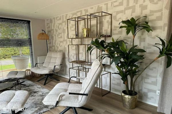 Woonkamer - Chalet de Blauwe Regen met Zonneterras in Balkbrug (2)