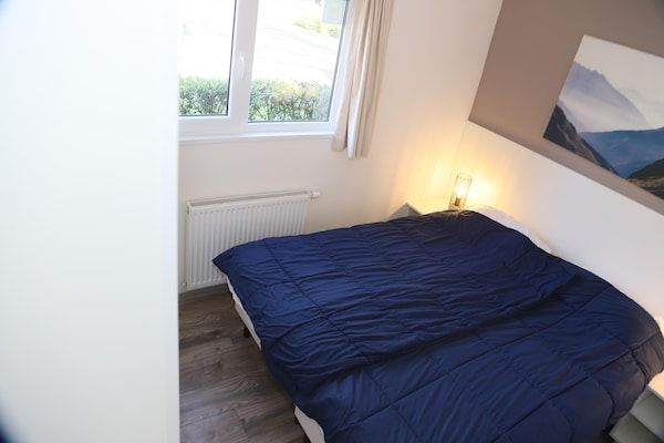 Slaapkamer - Chalet in Biddinghuizen, zwembadfaciliteiten in Biddinghuizen (5)