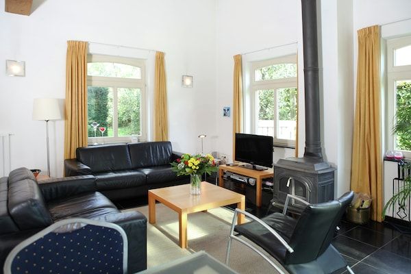 Woonkamer - Koetshuis bij Roermond met tuin in Sint Odilienberg (2)