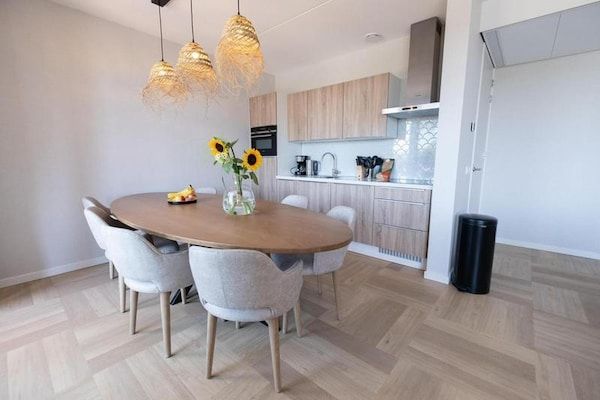 Eetkamer - Luxe verblijf aan het water in Workum met sauna in Workum (3)