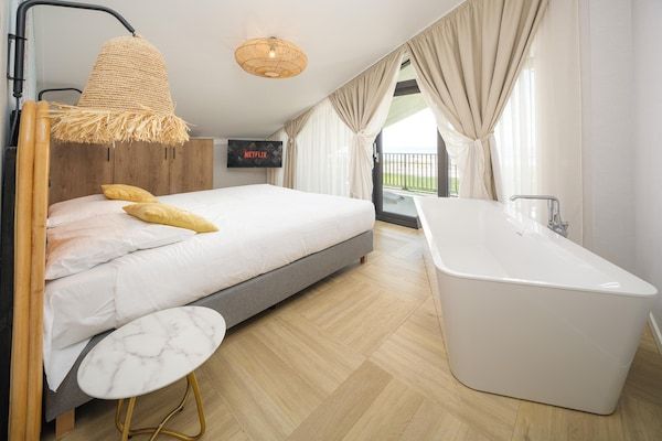 Slaapkamer - Water's Edge Wellness Retreat met sauna in Workum (5)