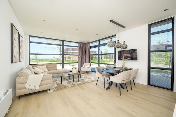 Woonkamer - Luxe villa aan het meer met eigen badkamers in Workum (2)