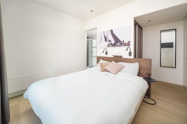 Slaapkamer - Luxe villa aan het meer met eigen badkamers in Workum (4)
